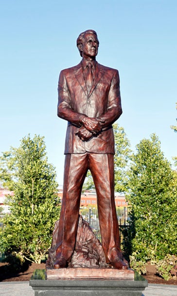 Flyers founder Snider honored with statue outside home arena